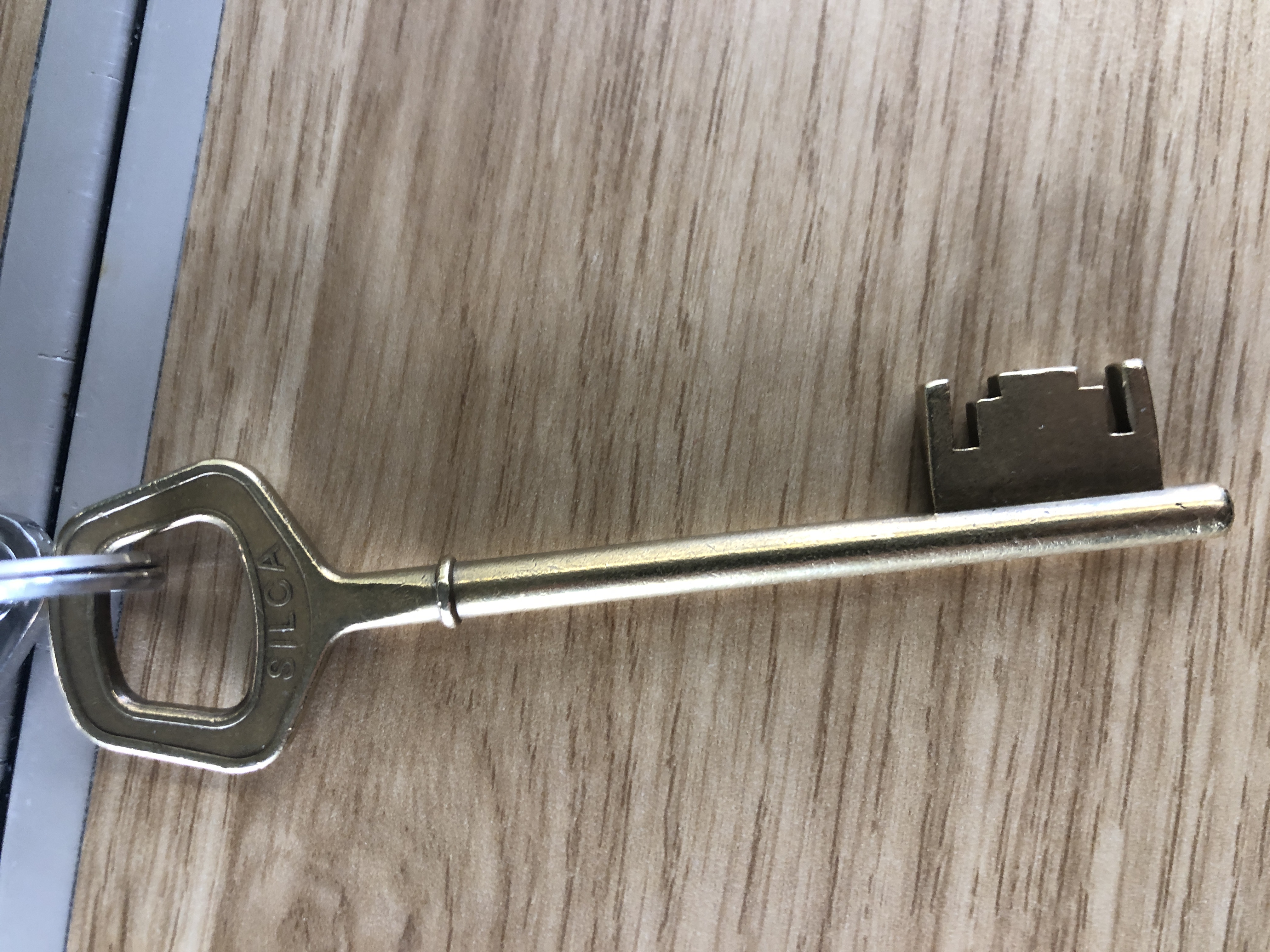 Cle longue — verrou du bas