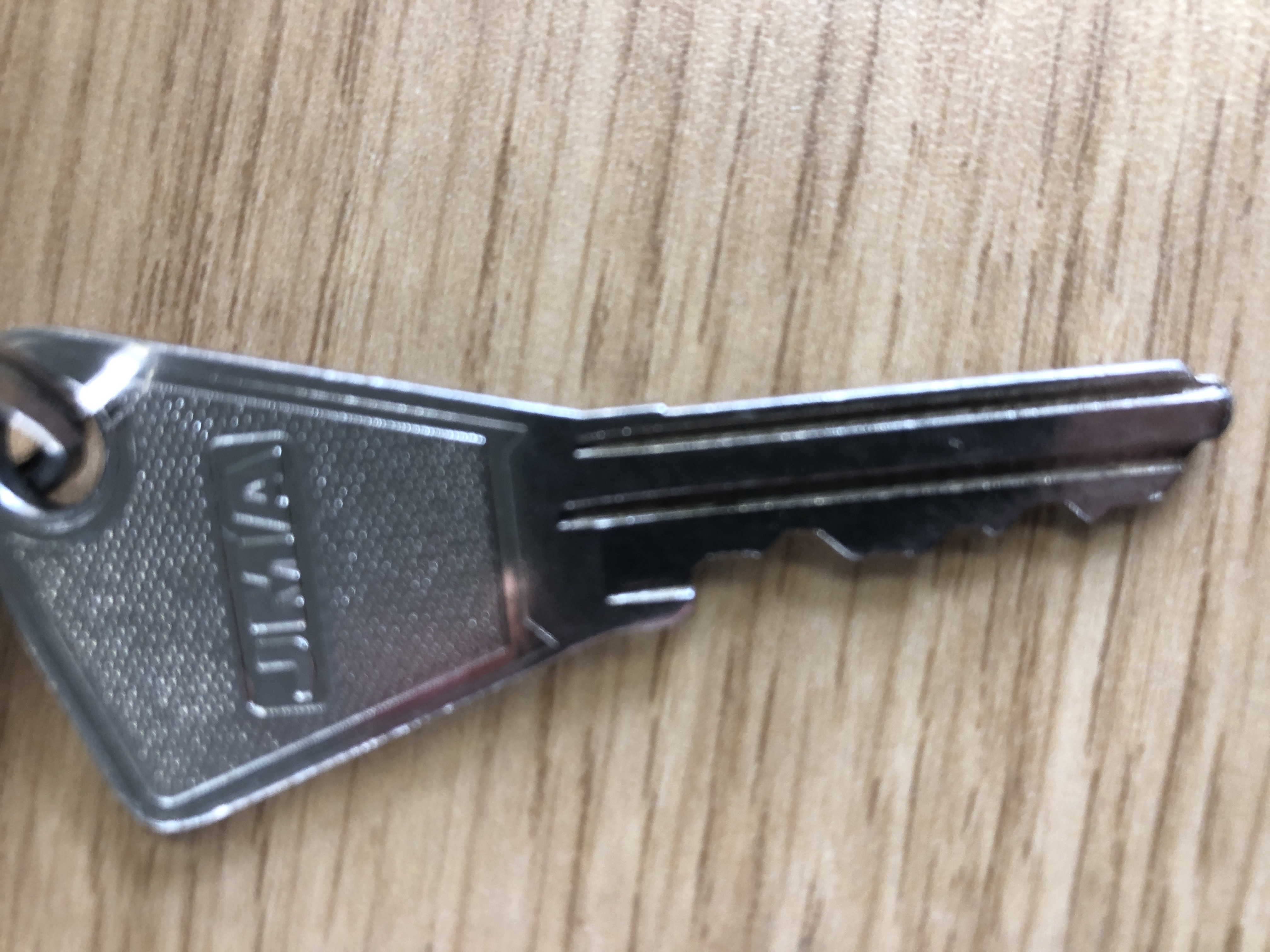 Cle triangulaire — verrou du haut